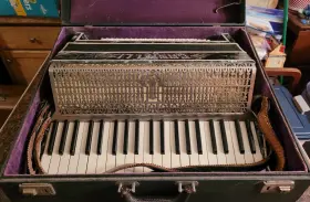 3840 Castelli Vintage Model Mother Of Pearl Accordion With Case Made In Italy