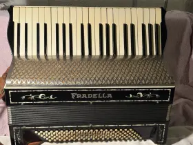 A440 Fradella Vtg Italian Accordian#a440 1930s-40s 24 Piano Keys 120 Buttons Plays