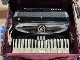Mf32 Giulietti Accordion With Case Straps