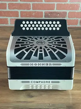 Hohner 190786386334 Compadre Fbbeb Accordion - White With Silver Grill
