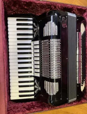 Matusek 11453 Queen Piano Accordion 41/120 Black/white With Case Harness Strap