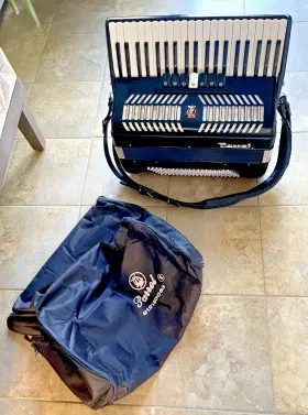 Zu3.6 Parrot #1311 - Accordian With Case-41 Keys And 120 Bass