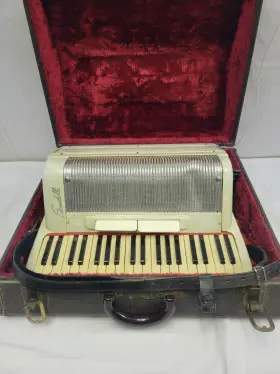 Scandalli 102/107 Italy Piano Accordion Great Condition 2 Registers 39 Keys 120 Buttons