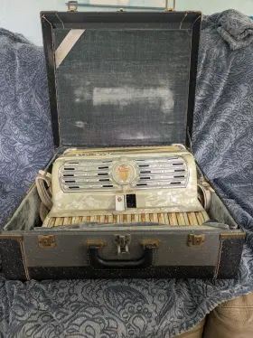 Titano 21635 Organette Tube Chamber Piano Accordion 120 Bass 41 Treble White Case